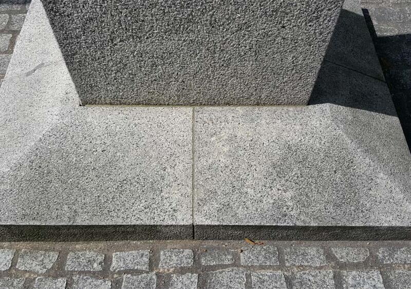 Sockel für Denkmal, Spreebogen, Berlin 2017 - Striegauer Granit, gestockt